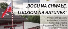 Zdjęcie przedstawia fragment uroczystości z dnia strażaka mającego miejsce w 2022 roku. Ujęcie wykonano z powietrza. Na zdjęciu widać budynek komendy miejskiej Państwowej Straży Pożarnej , plac wewnętrzny z namiotami. W tle widać samochód pożarniczy, a w prawym dolnym rogu przemawiającego komendanta.