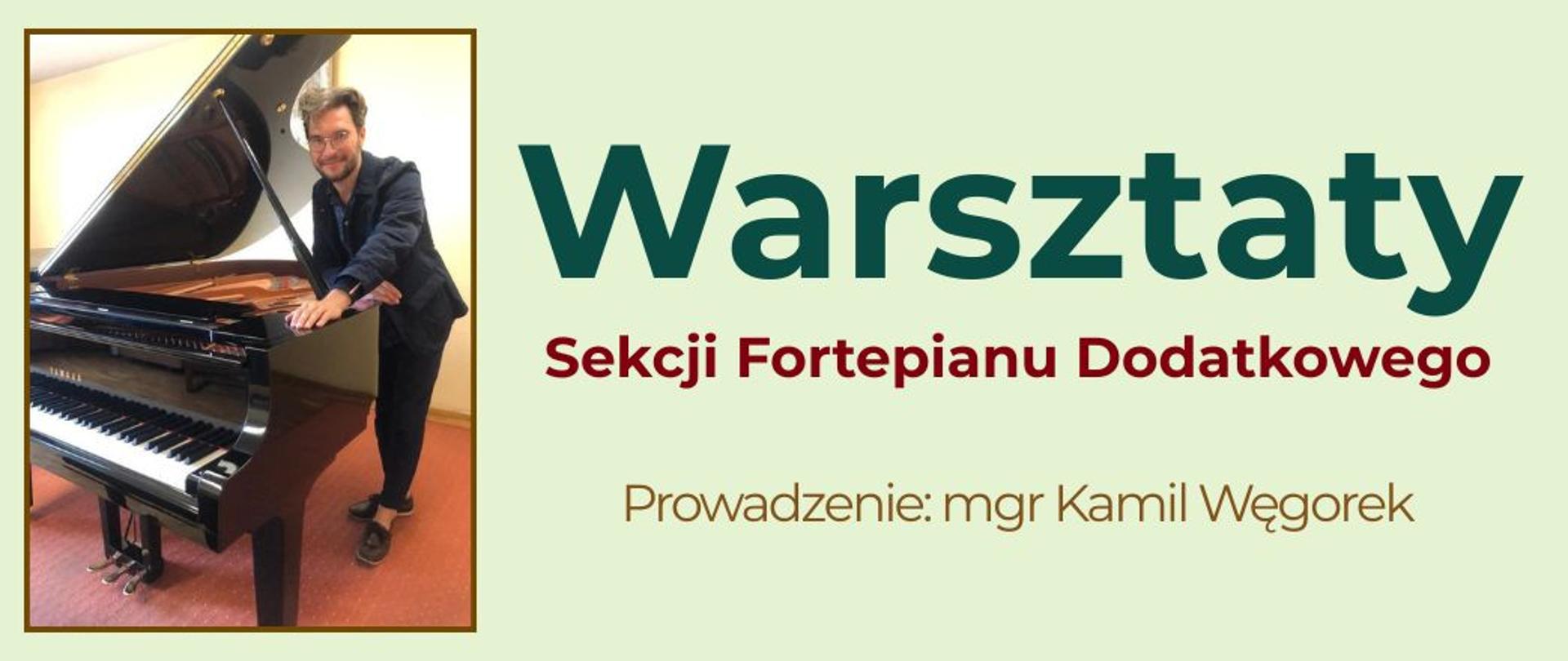 Warsztaty Sekcji Fortepianu Dodatkowego - Baner. Zielone tło, kolorowe litery, zdjęcie prowadzącego - Kamil Węgorek.
