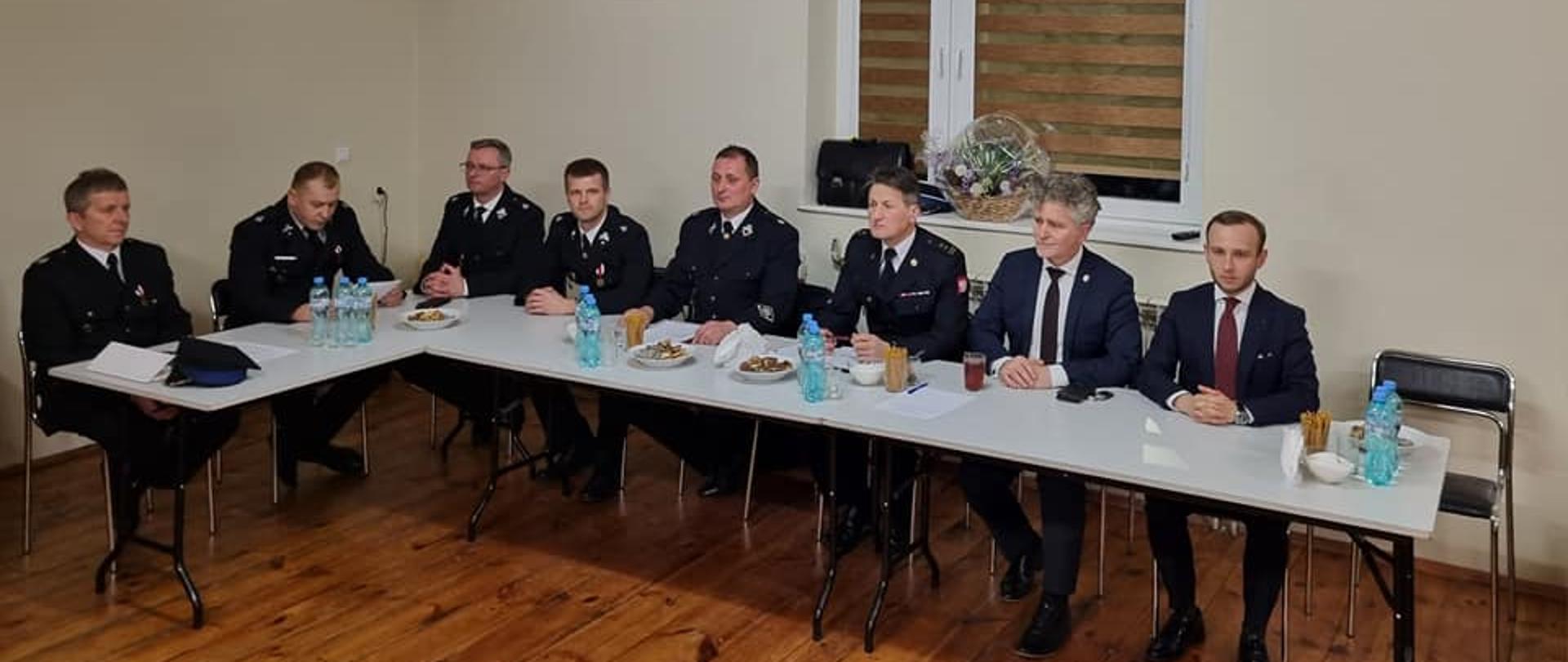Zdjęcie przedstawia organizatorów i zaproszonych gości podczas spotkania sprawozdawczego w Ochotniczej Straży Pożarnej w Bobrzy. 
