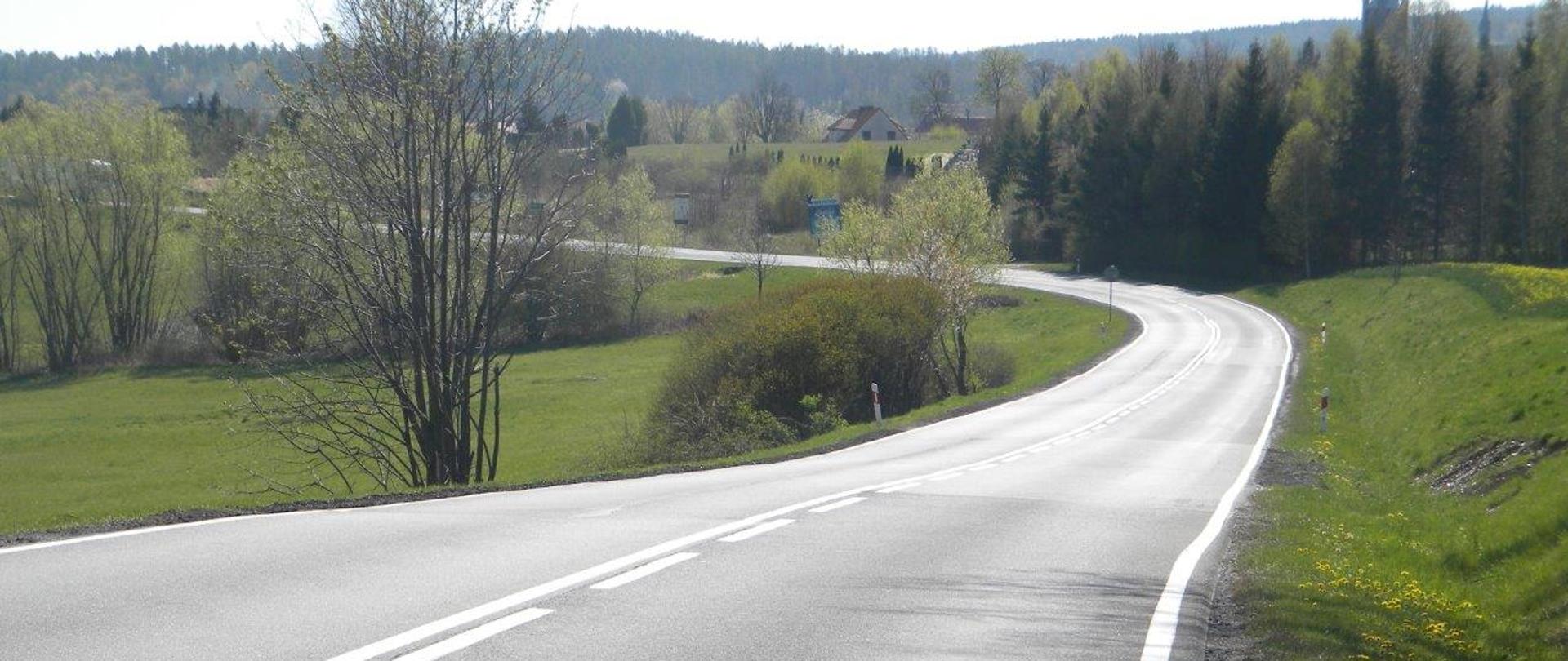 na zdjęciu widać drogie krajową nr 46, która biegnie w kierunku Złotego Stoku 