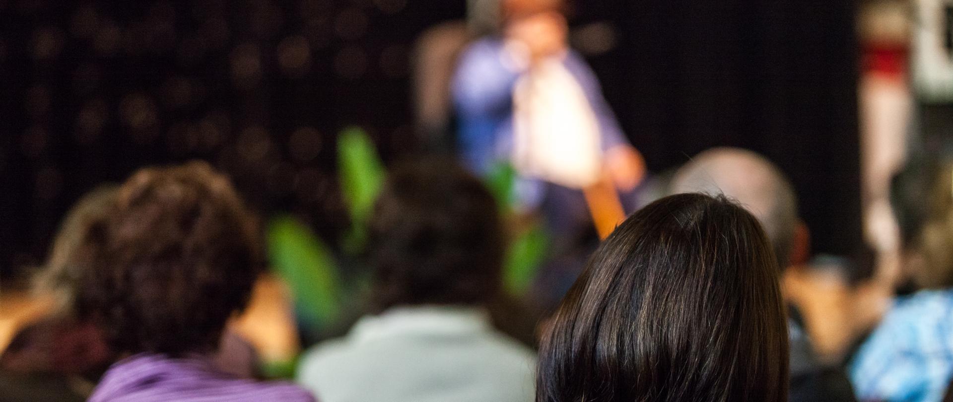 Widok z tyłu na uczestników konfrencji