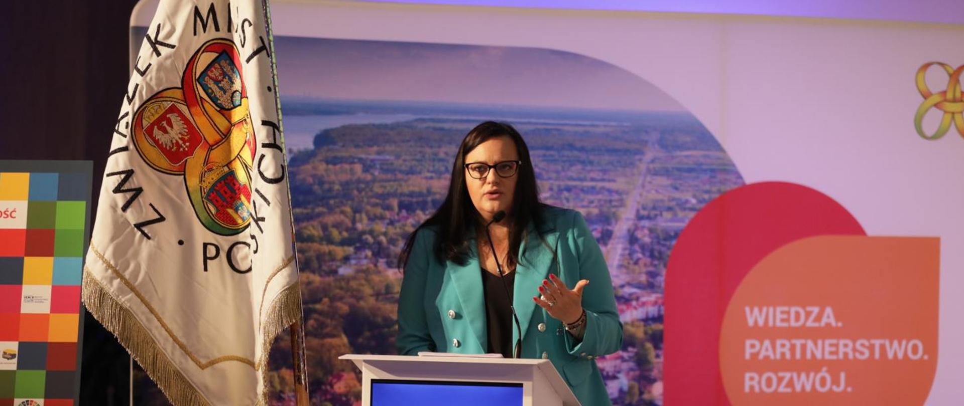 wiceminister funduszy i polityki regionalnej Małgorzata Jarosińska-Jedynak podczas przemówienia na wspólnym posiedzeniu Związku Miast Polskich i Unii Metropolii Polskich poświęconym Krajowej Polityce Miejskiej 2030