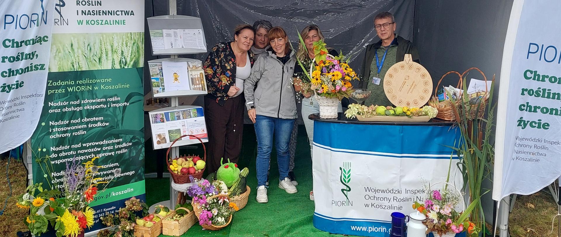 Zdjęcie przedstawia stanowisko WIORiN w Koszalnie na dożynkach w Szczecinku. Na zdjęciu znajduje się pięciu pracowników WIORiN.