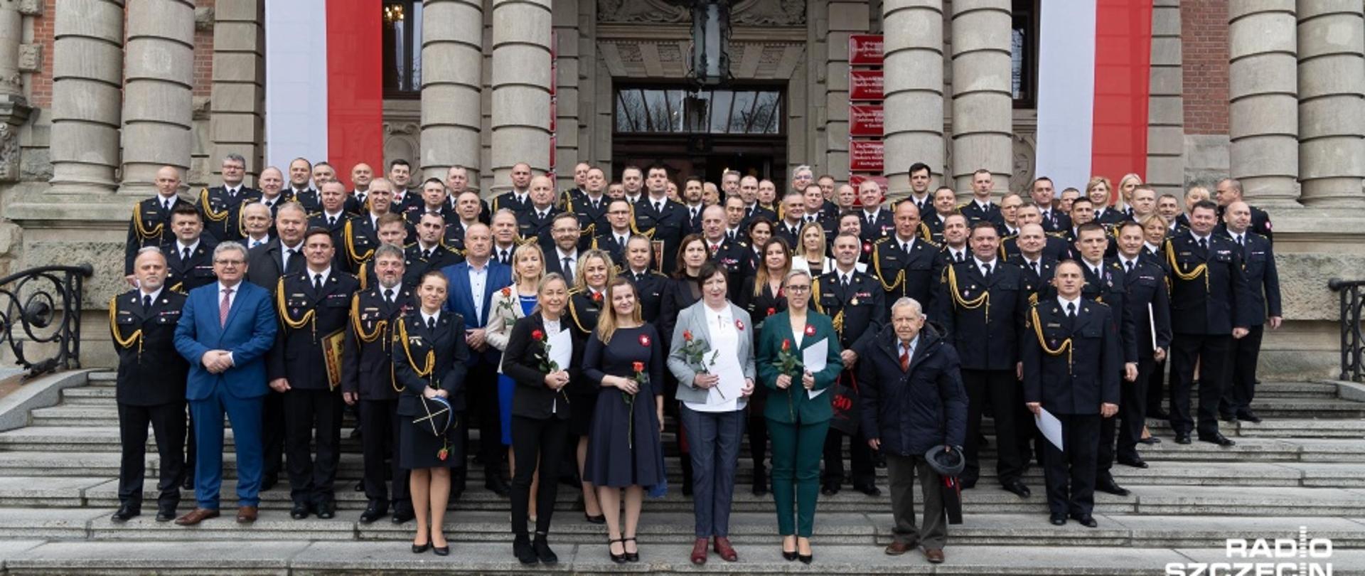 Zdjęcie grupowe przed Zachodniopomorskim Urzędem Wojewódzkim