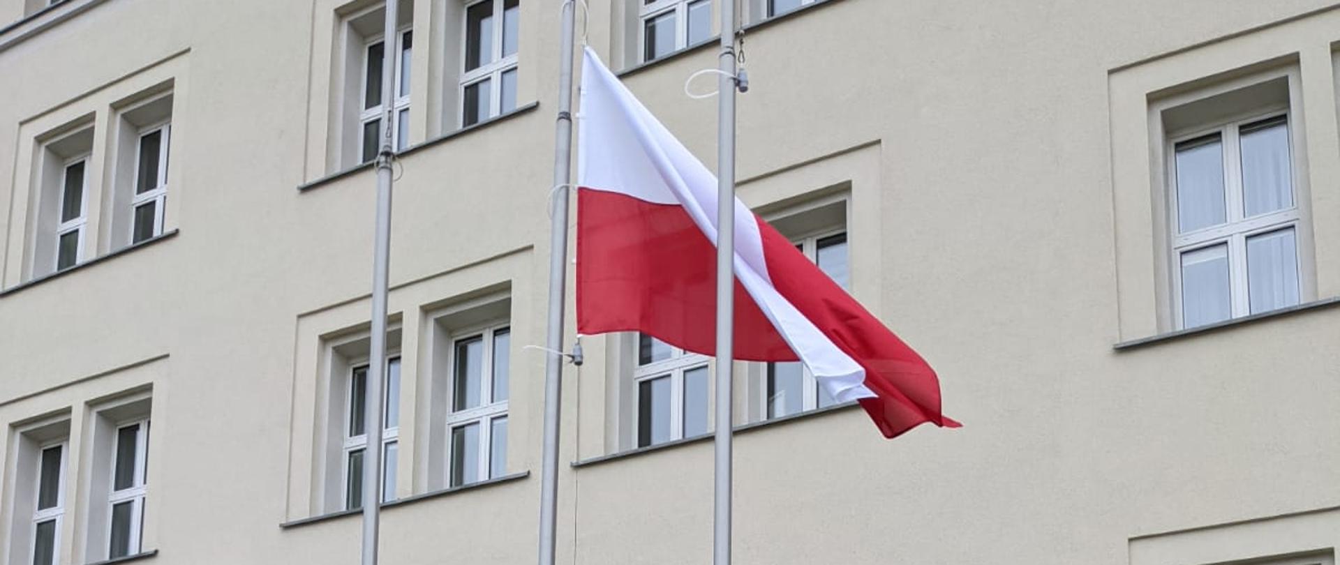 Uroczyste wciągnięcie flagi - na zdjęciu trzech funkcjonariuszy