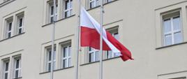 Uroczyste wciągnięcie flagi - na zdjęciu trzech funkcjonariuszy