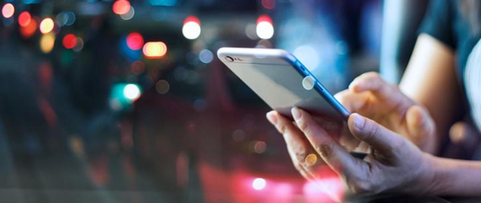 Kobieta trzymająca w rękach telefon