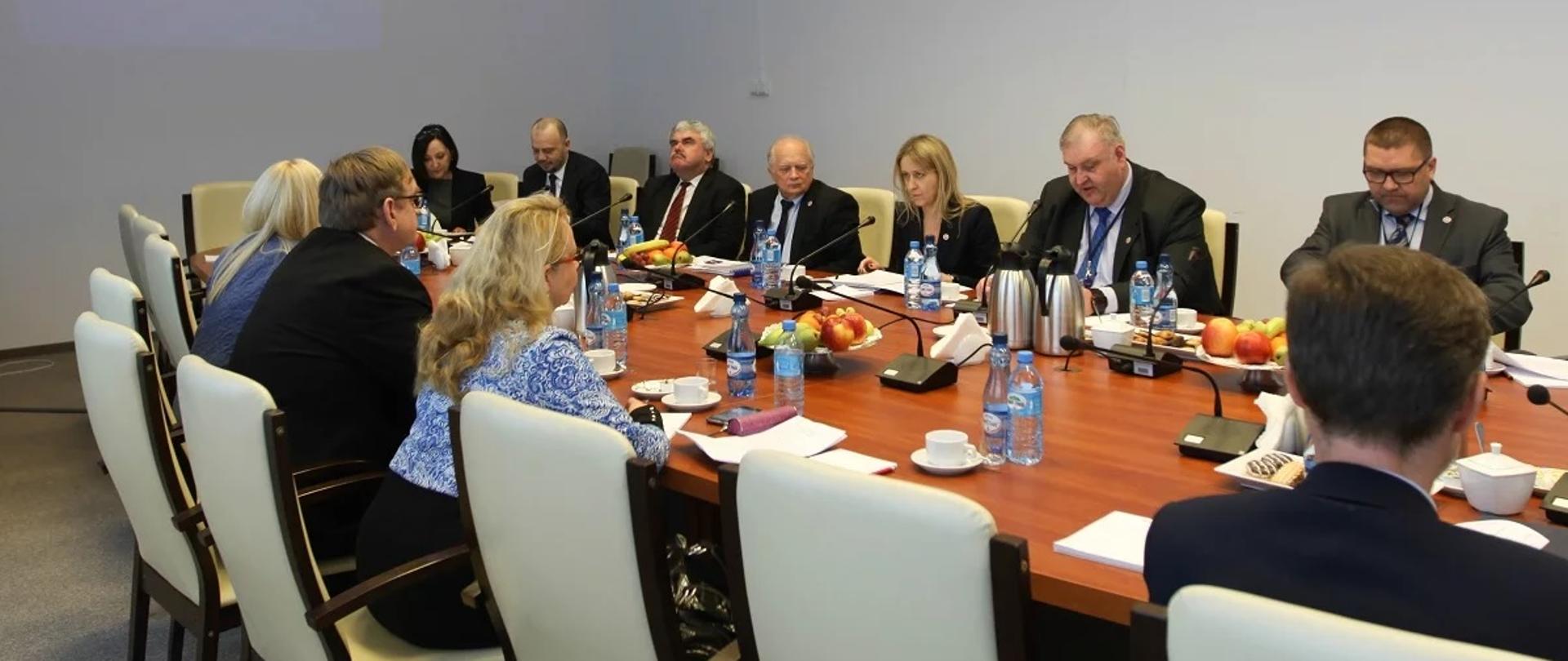 zdjęcie przedstawiające kierownictwo prokuratury przy okrągłym stole podczas posiedzenia Krajowej Rady Prokuratorów w sprawie zasad etyki zawodowej