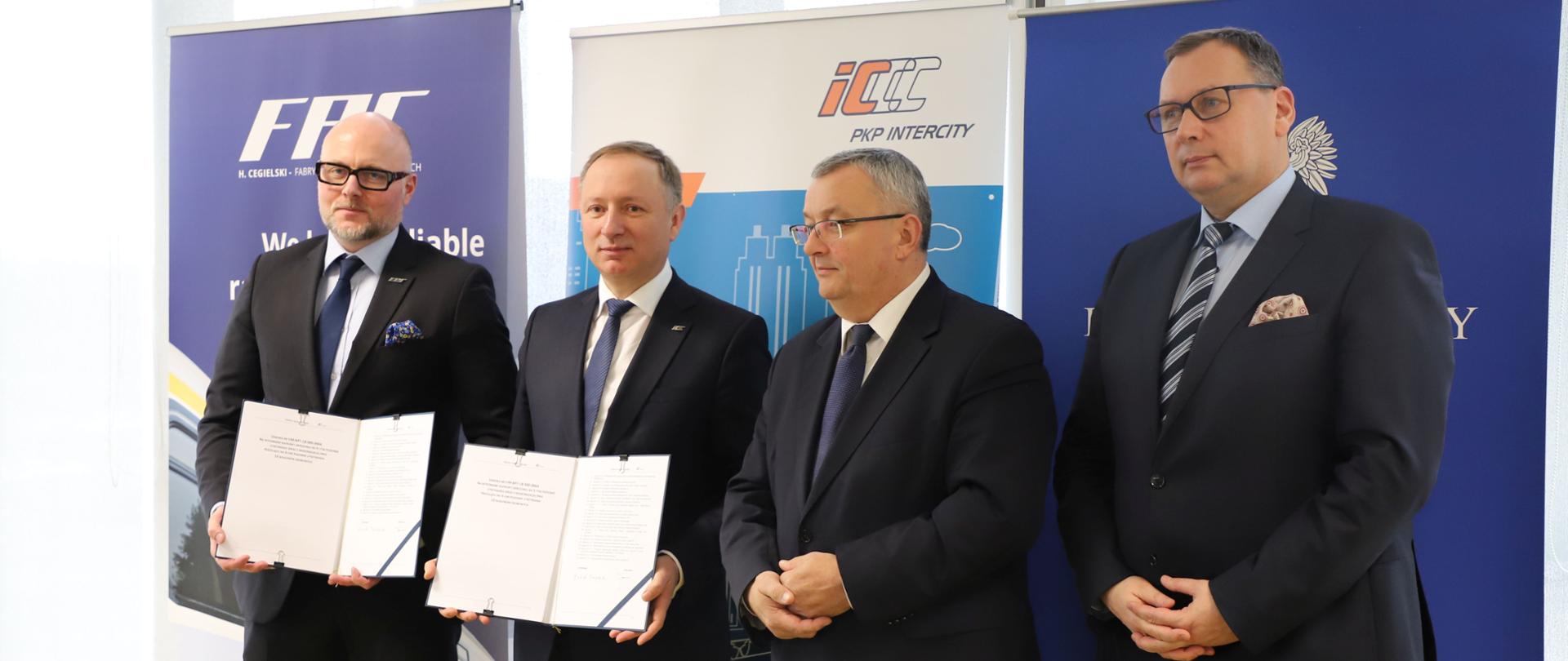 Minister infrastruktury Andrzej Adamczyk uczestniczył w podpisaniu przez PKP Intercity SA umowy z Fabryką Pojazdów Szynowych H. Cegielski w Poznaniu
