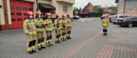 Strażacy ubrani w ubrania specjalne na placu KP PSP Zwoleń