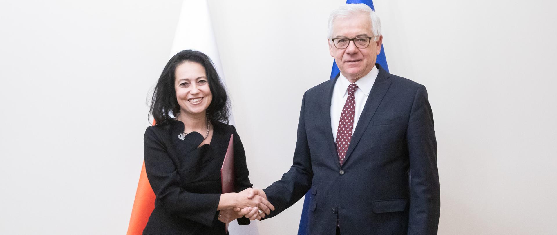 Minister Jacek Czaputowicz wręczył dr Dominice Krois nominację na stanowisko Ambasadora Nadzwyczajnego i Pełnomocnego RP – Stałego Przedstawiciela Rzeczypospolitej Polskiej przy Biurze Narodów Zjednoczonych i Organizacjach Międzynarodowych w Wiedniu