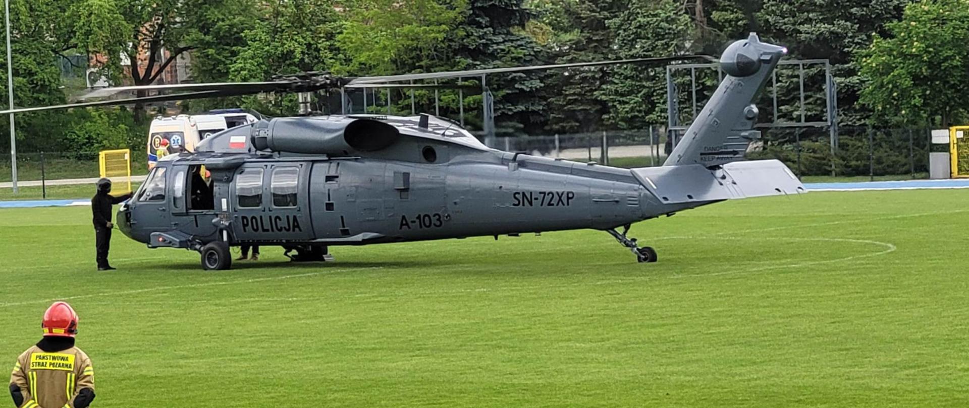 Helikopter stoi na gostyńskim stadionie.