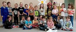 Zdjęcie grupowe przedszkolaków ze strażakiem.