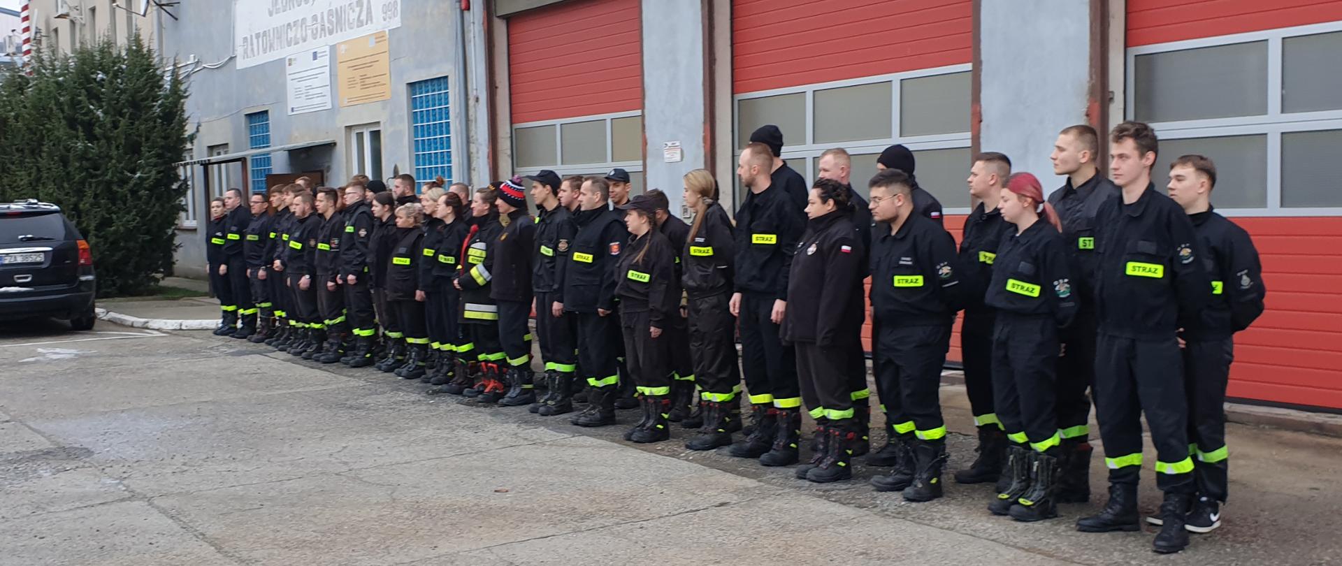 Zbiórka kursantów przed egzaminem.