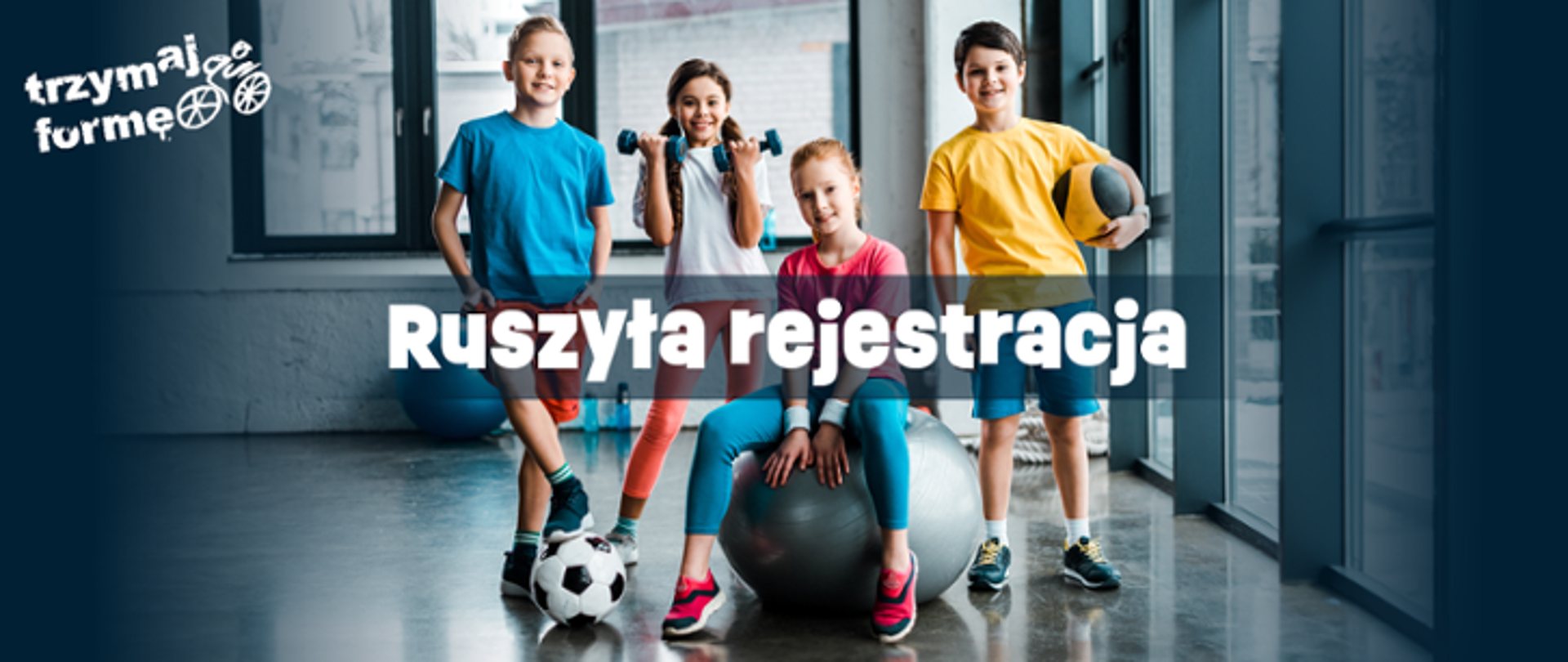 Czwórka dzieci na siłowni z piłkami i ciężarkami.