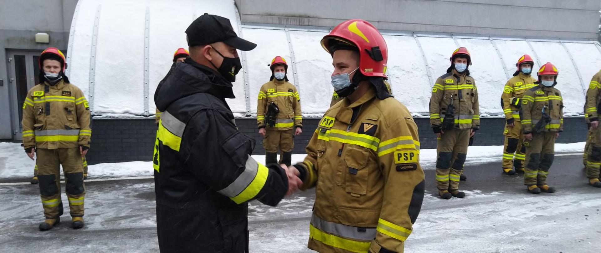 Zdjęcie przedstawia strażaków w czasie uroczystej zbiórki z okazji przejścia na zaopatrzenie emerytalne jednego z funkcjonariuszy