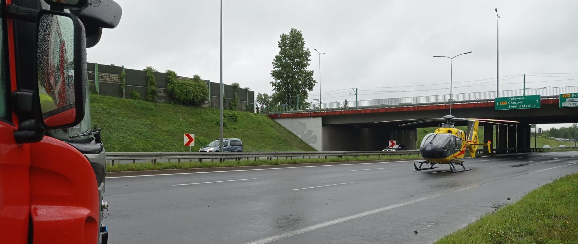 Na zdjęciu widoczny śmigłowiec LPR stojący na DTŚ, po lewej stronie fragment samochodu pożarniczego