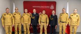 Wspólne zdjęcie grupowe uroczystej zbiórki przekazania aktu mianowania na stanowisko zastępcy naczelnika wydziału planowania operacyjnego Komendy Wojewódzkiej PSP w Opolu oraz powierzenia pełnienia obowiązków kierownika sekcji koordynacji ratownictwa wydziału planowania operacyjnego KW PSP w Opolu. Na zdjęciu ponadto nadbryg. Krzysztof Kędryk Opolski Komendant Wojewódzki PSP, st. bryg. Arkadiusz Kuśmierski Zastępca Opolskiego Komendanta Wojewódzkiego PSP oraz obecni na zbiórce funkcjonariusze wydziału planowania operacyjnego.