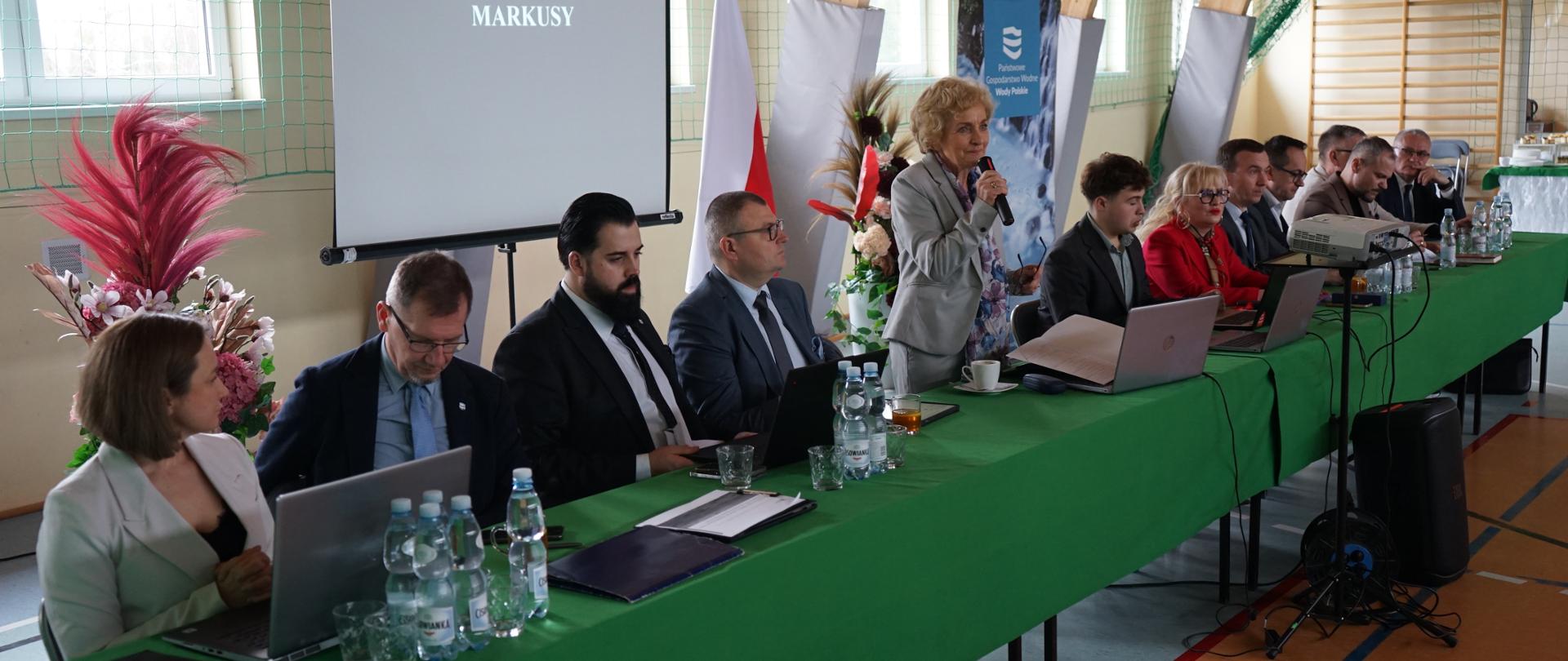 Stół prezydialny, przemawia przewodnicząca zespołu parlamentarnego Magdalena Kołodziejczak