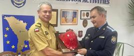 Zastępca komendanta głównego PSP wręcza pamiątkowy hełm płk Alexandru Oprea