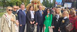 Zdjęcie grupowe uczestników dożynek – przedstawicieli IJHARS z Główną Inspektor Dorotą Bocheńską oraz wojewódzkimi inspektorami, m.in. Anną Kusy-Łowicką.