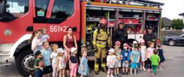 Zdjęcia ze strażakami to zawsze najlepszy czas dla dzieci.