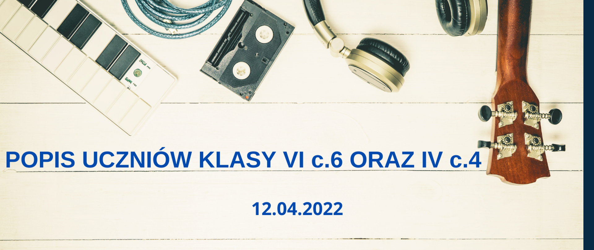 Plakat informujący o popisie uczniów klasy VI cyklu sześcioletniego oraz IV cyklu czteroletniego zaplanowanego na 12 kwietnia 2022 roku. Na szarym polu fragmenty instrumentów muzycznych oraz pięciolinia z nutami.