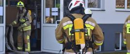Ćwiczenia strażackie na Szkole Podstawowej w Dziadkowicach- gaszenie pożaru