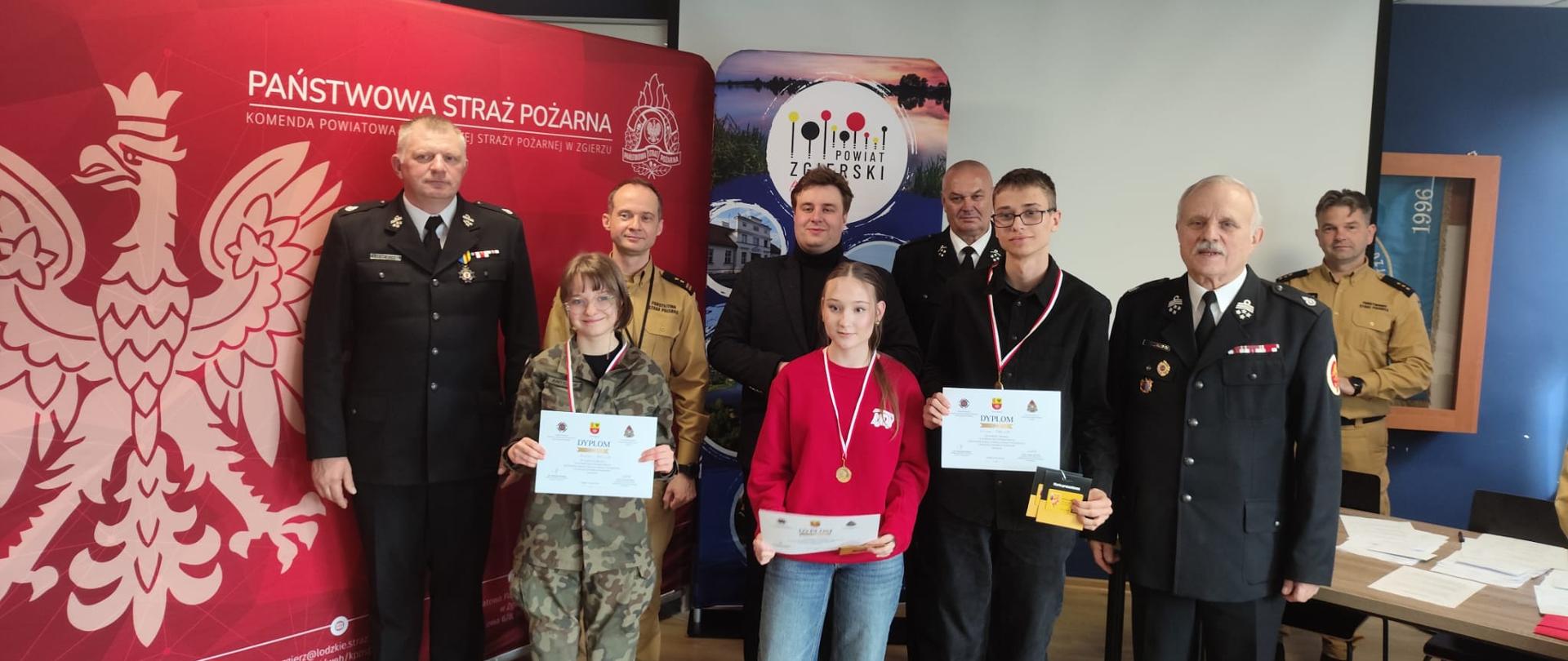 Zdjęcie przedstawia laureatów poziomu powiatowego OTWP wraz z przedstawicielami KP PSP w Zgierzu oraz ZOSP RP powiatu zgierskiego 