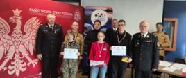Zdjęcie przedstawia laureatów poziomu powiatowego OTWP wraz z przedstawicielami KP PSP w Zgierzu oraz ZOSP RP powiatu zgierskiego 