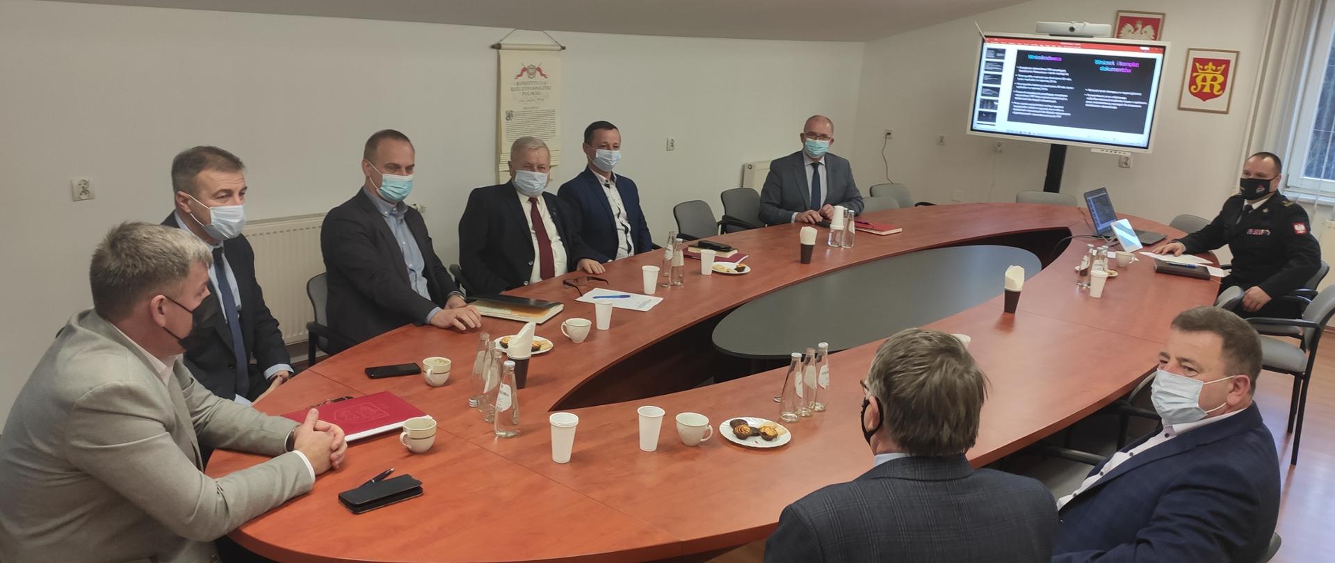 Na zdjęciu wójtowie z gmin powiatu jasielskiego wraz z Komendantem PSP w Jaśle. Spotkanie odbyło się w KP PSP w Jaśle