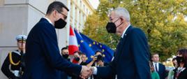 Premier Mateusz Morawiecki wita prezydent Austrii przed budynkiem KPRM.