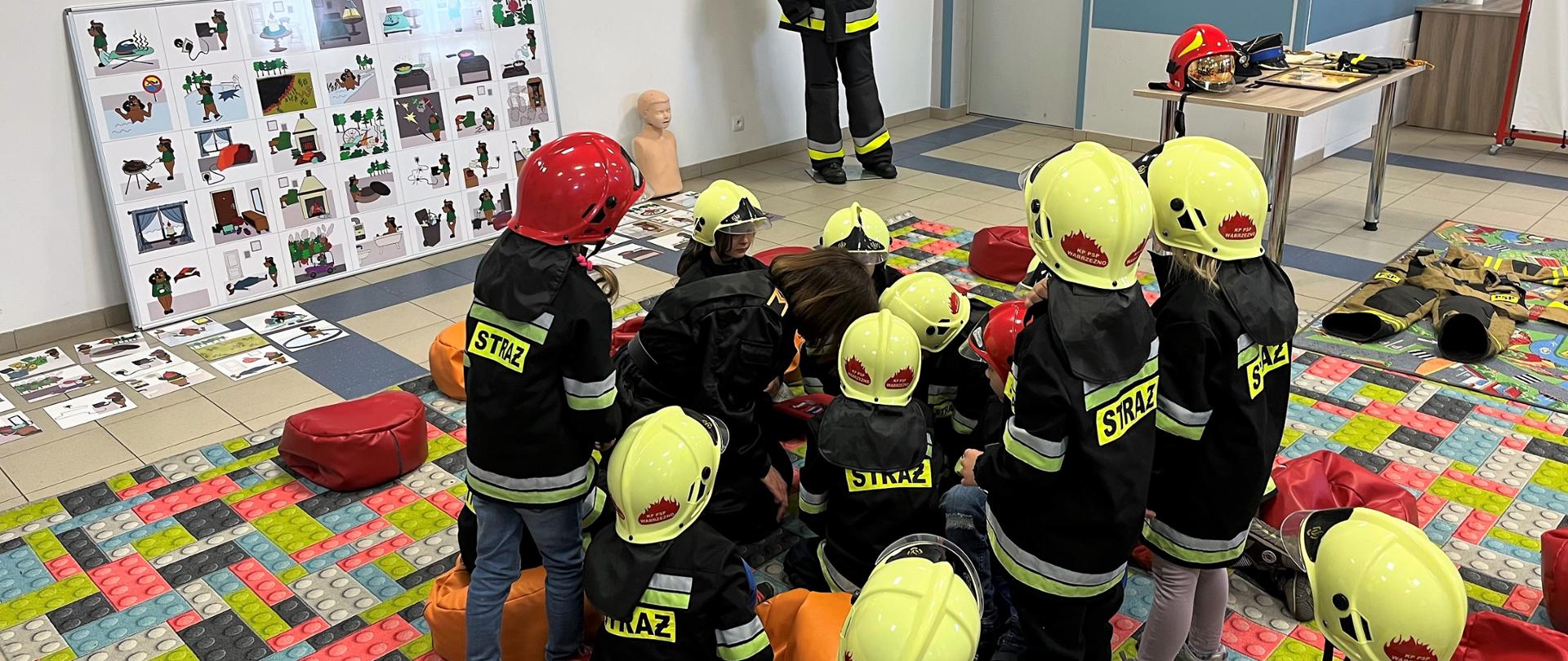 Grupa dzieci biorąca udział w zajęciach w sali edukacyjnej Ognik.