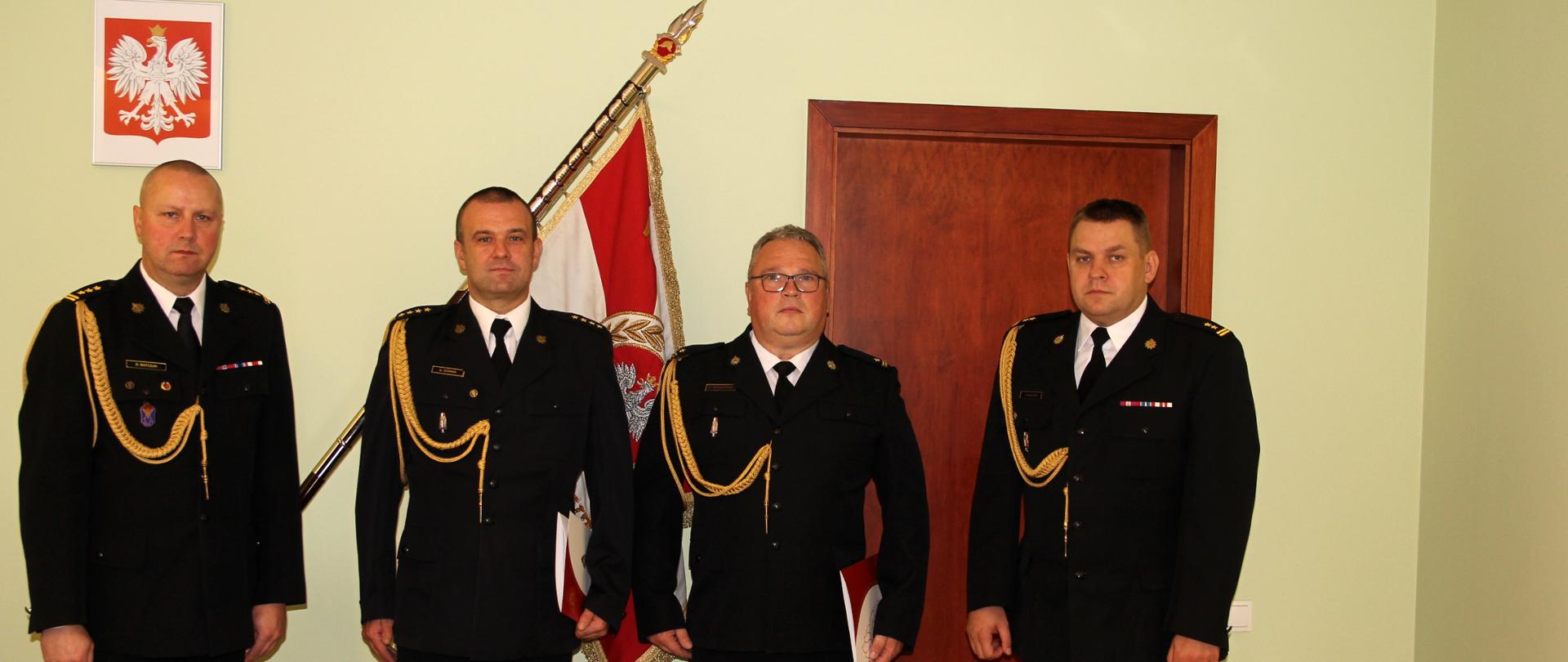 Na zdjęciu funkcjonariusze Państwowej Straży Pożarnej. 