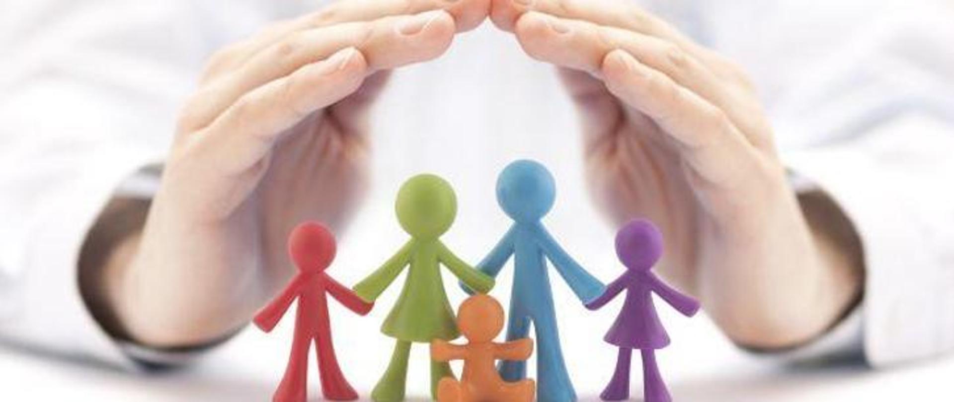 Kolorowe ludziki przedstawiające dzieci pod osłoną ludzkich rąk. Grafika utworzona na potrzeby artykułu. 