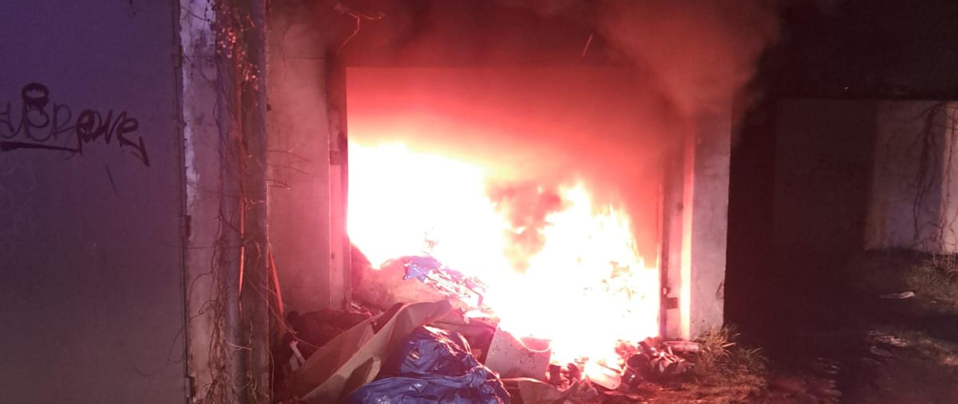 W porze nocnej pali się cały garaż wypełniony śmieciami.