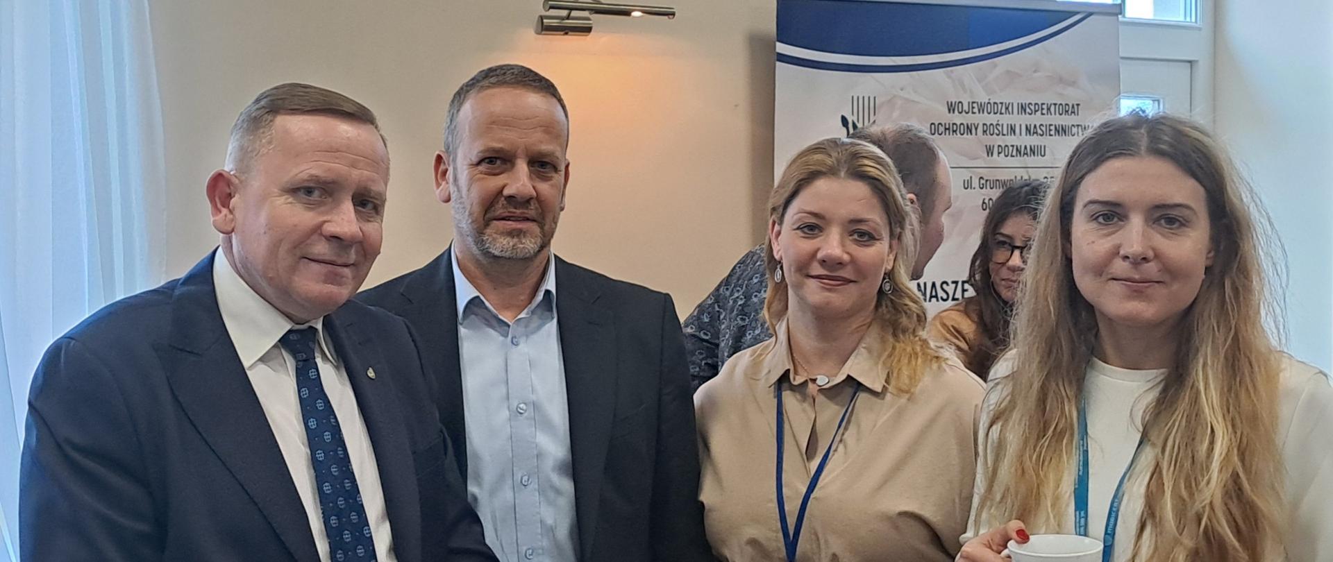 Stoisko WIORiN w Poznaniu. Od lewej: Mieczysław Łuczak - prezes Wielkopolskiej Izby Rolniczej, Radosław Grychowski - Wielkopolski Wojewódzki Inspektor Ochrony Roślin i Nasiennictwa, Agata Nogalska-Kacała - kierownik Oddziału w Wągrowcu