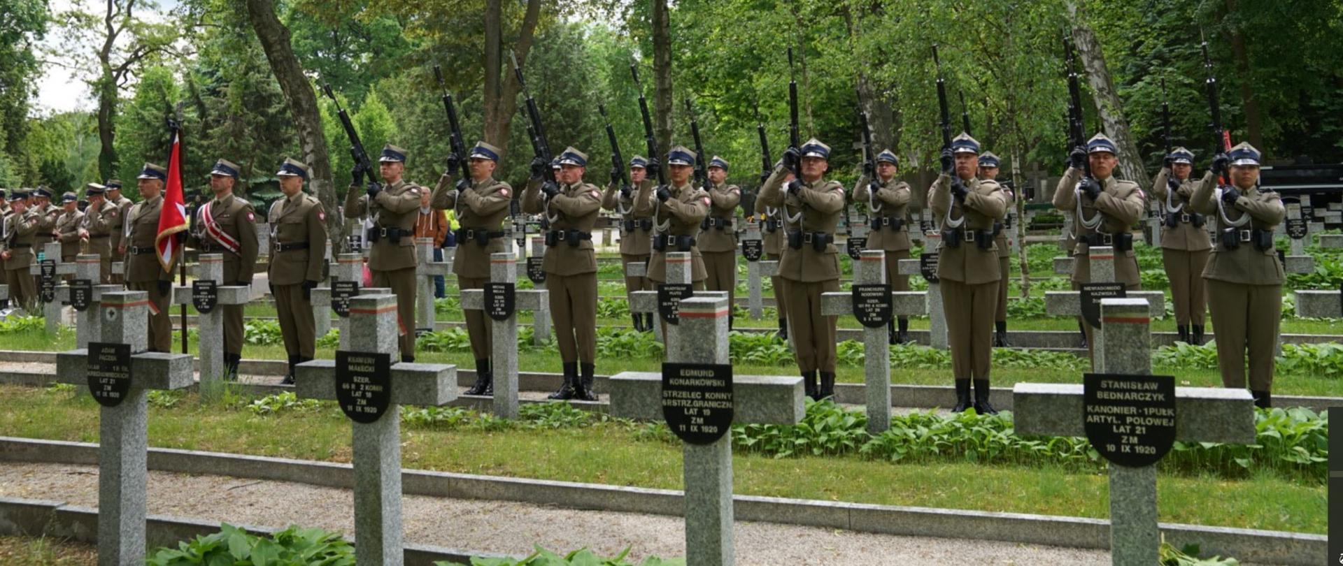 Uroczystości pogrzebowe ś.p. ppłk Aleksandry Zagórskiej. Salwa honorowa.