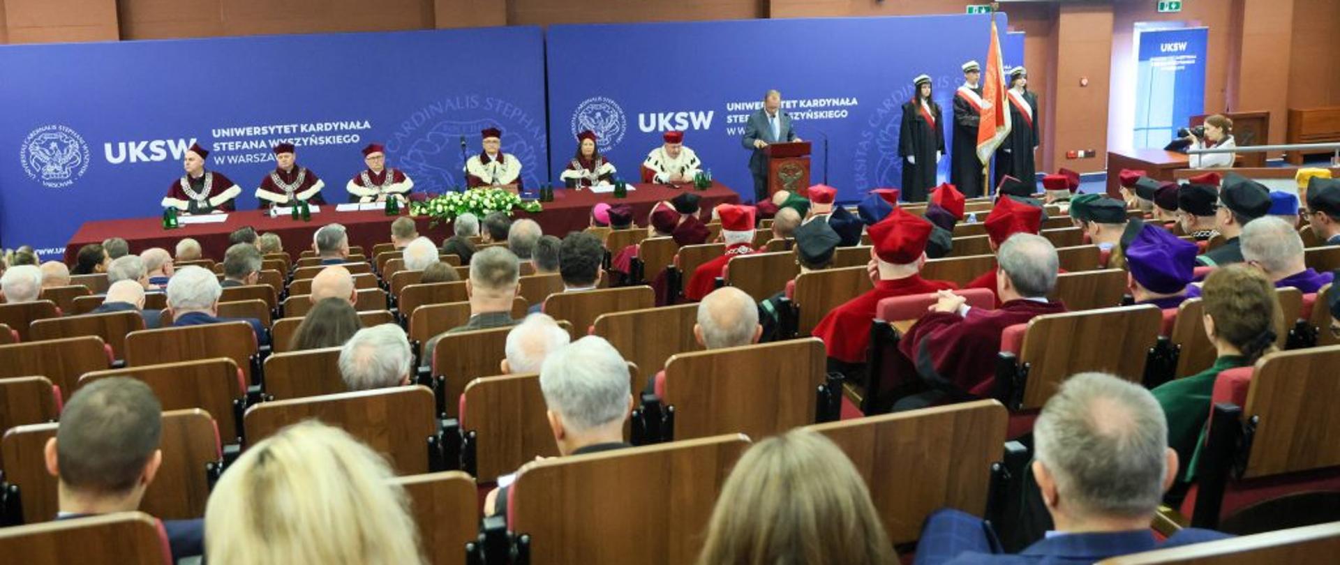 Na zdjęciu widać kobiety i mężczyzn