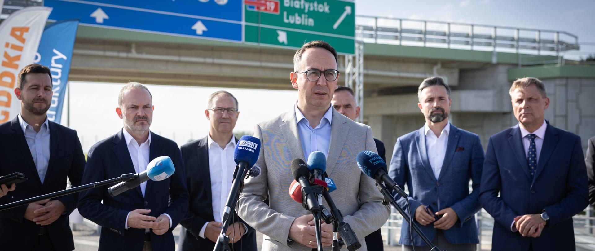 Minister infrastruktury Dariusz Klimczak w trakcie wypowiedzi