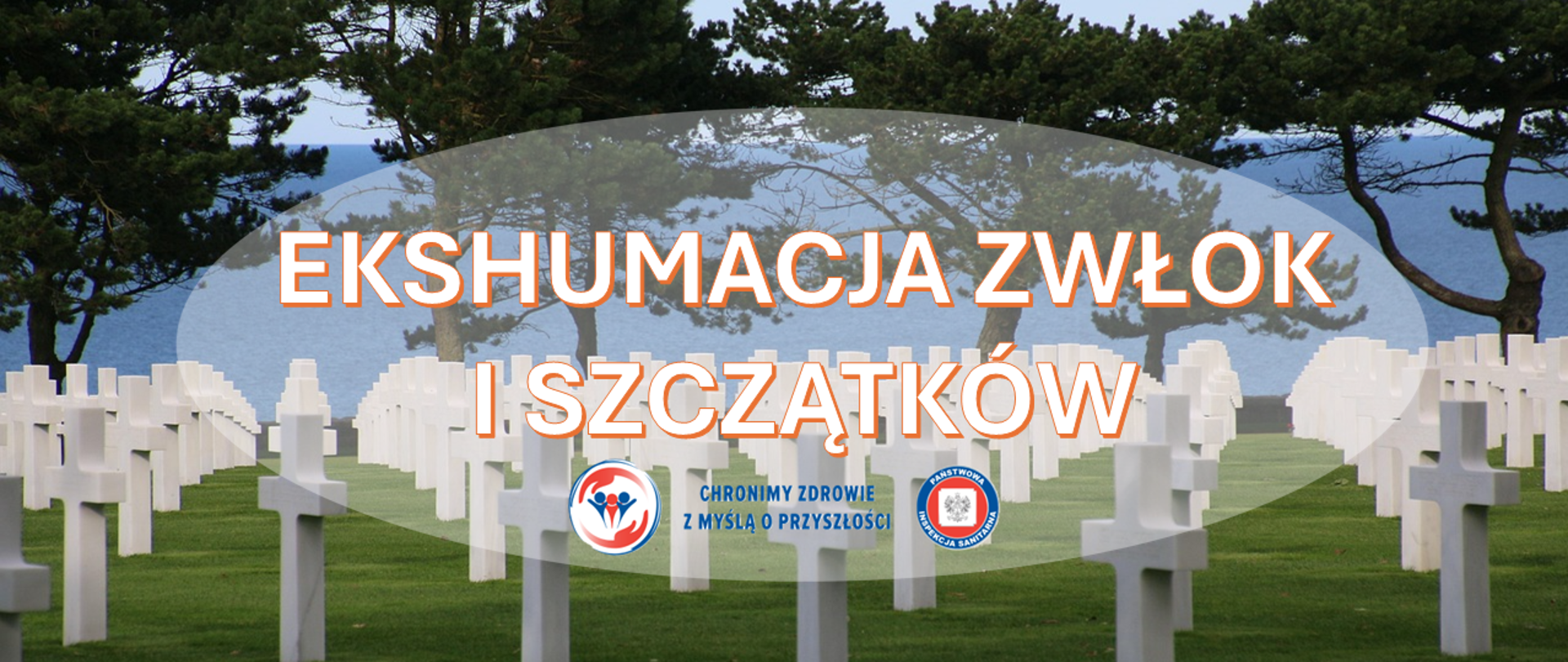 Widok na cmentarz z rzędami białych krzyży ustawionych na zielonej trawie. W tle drzewa i widok na wodę. Na środku znajduje się napis ‘Ekshumacja zwłok i szczątków’, a poniżej dwa logotypy Państwowej Inspekcji Sanitarnej wraz z hasłem: "Chronimy zdrowie z myślą o przyszłości"
