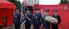 Pani mjr Joanna Siegmiller Zastępca Dyrektora Zakładu Karnego w Czarnem Oddziału Zewnętrznego w Złotowie przekazała okolicznościowy bukiet kwiatów na ręce Komendanta Powiatowego PSP.