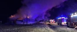 Działania ratowników podczas pożaru stodoły w miejscowości Ruszcza.