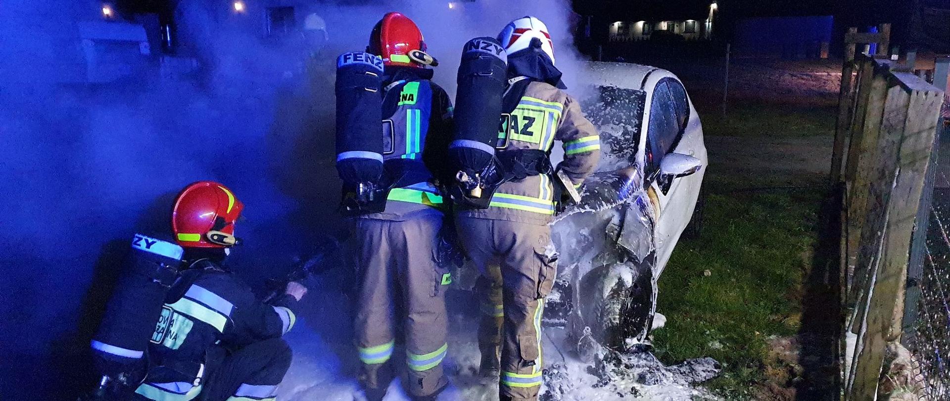 Strażacy w ODO gaszą komorę silnikową Forda Fiesty