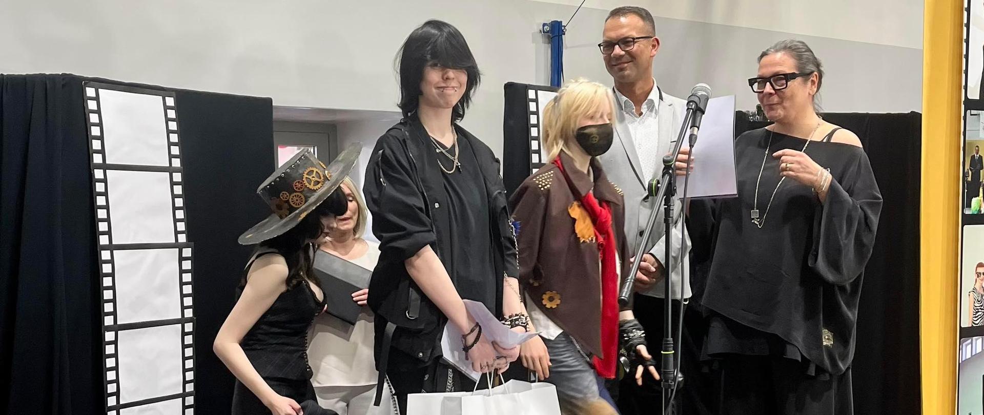 Zdjęcie przedstawia wręczenie nagród