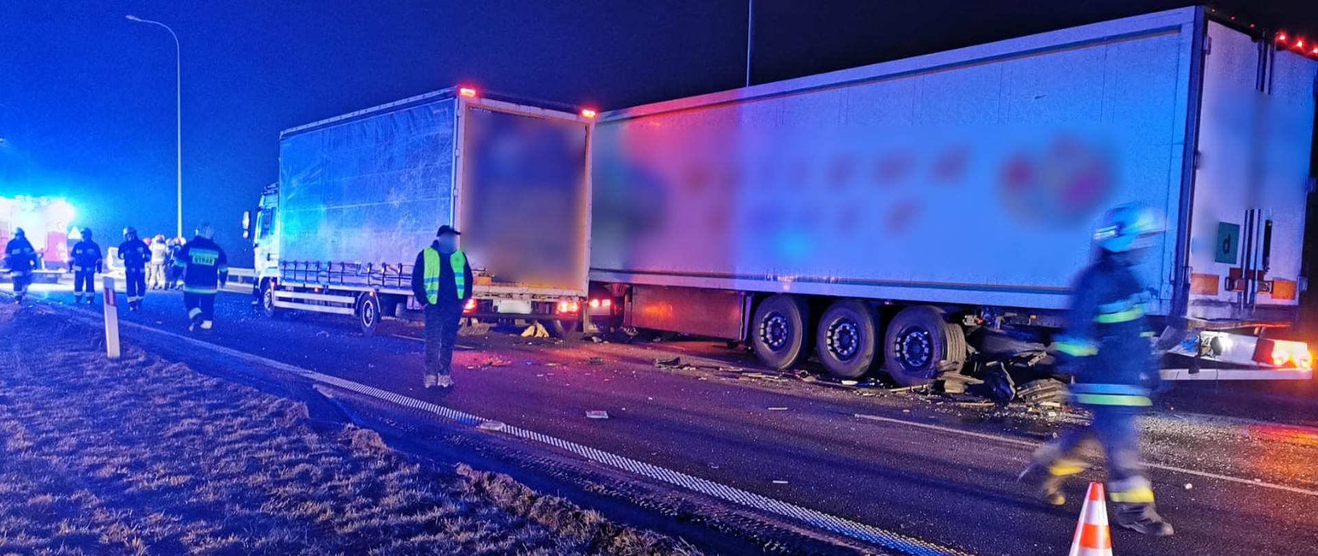 teren działań służb ratowniczych przy wypadku 2 samochodów ciężarowych i jednego osobowego.