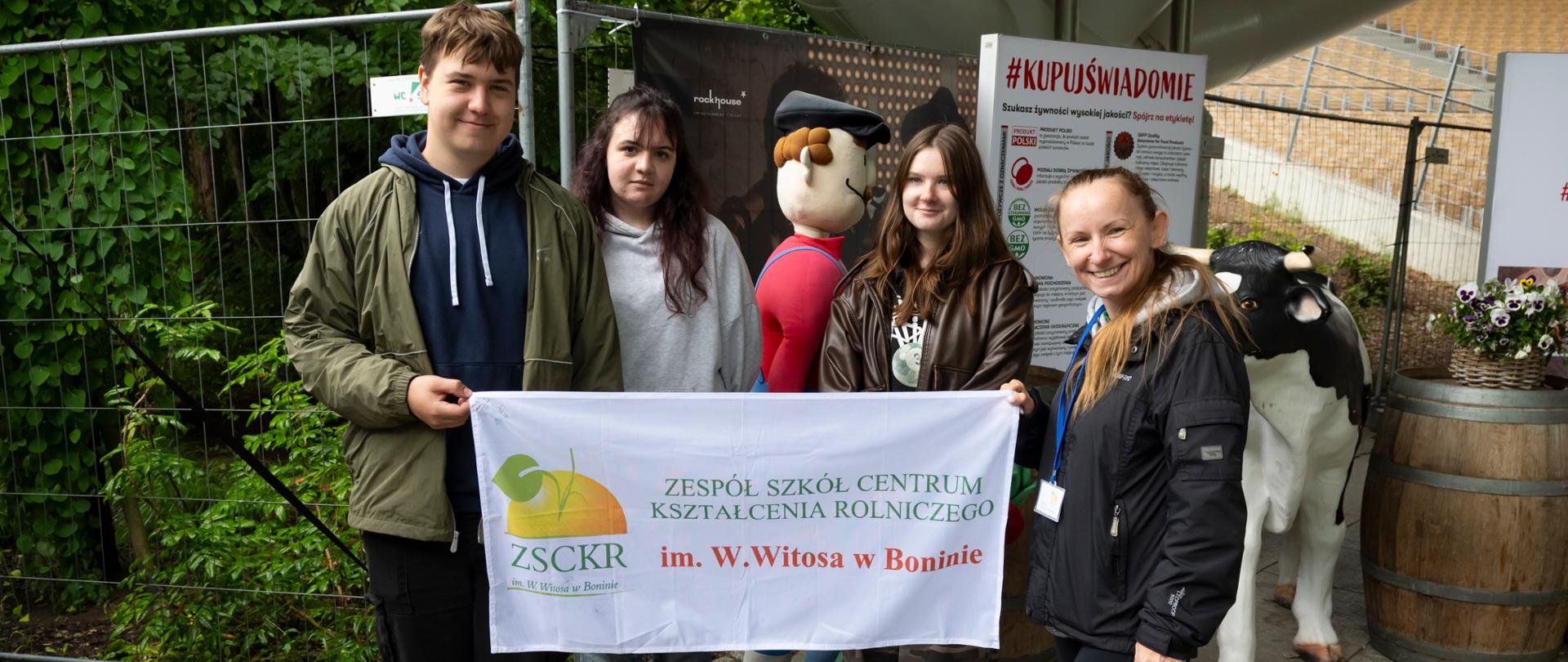 uczniowie z banerem szkoły ZSCKR w Boninie
