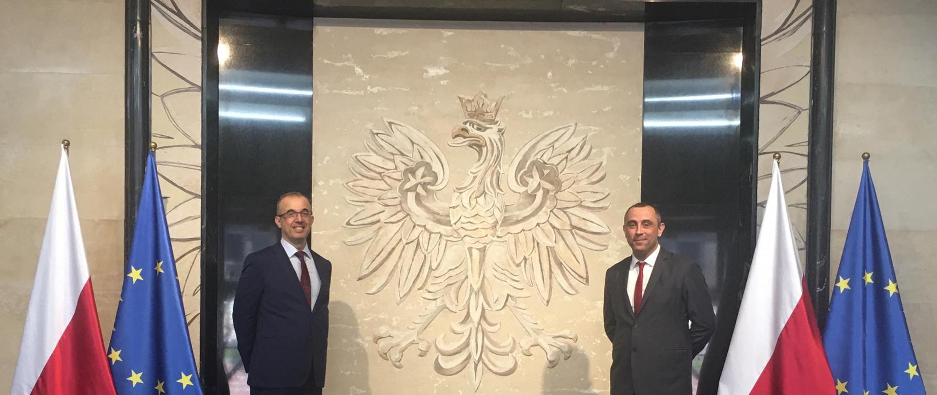 Spotkanie przedstawicieli Polski i Turcji nt. współpracy obu państw w sektorze turystycznym. Zdjęcie przedstawia dyrektora Szlachtę i I Radcę amb. Turcji Hakana Abaci.