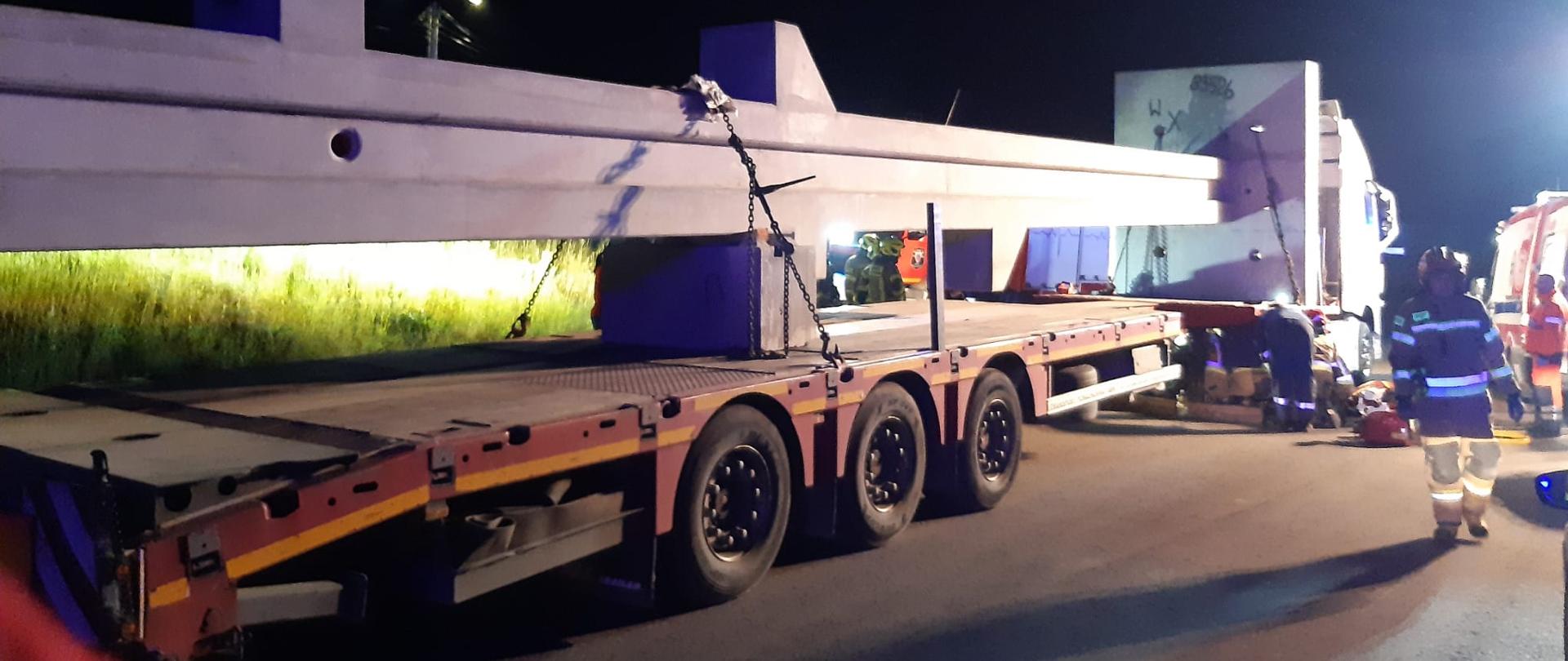 Przygnieciony kierowca samochodu ciężarowego