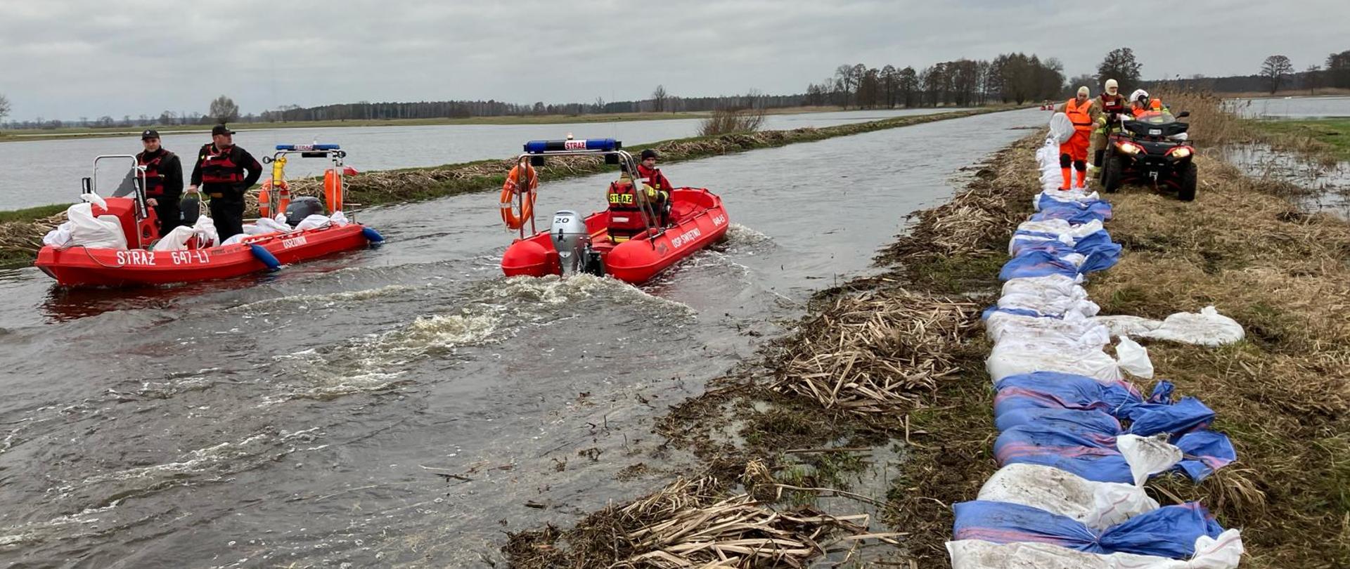 Na zdjęciu strażacy pływający na dwóch łodziach na Południowym Kanale Obry, worki z piaskiem oraz quad